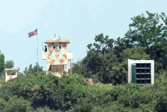 지난 12일 경기도 파주시 자유로에서 바라본 북한 대남 방송 스피커 옆 초소에서 북한군이 경계 근무하고 있다. ⓒ연합뉴스