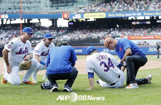 뉴욕 메츠 일본인 투수 센가 코다이(오른쪽에서 두 번째)가 13일(한국 시각) 워싱턴 내셔널스전에서 6회 1사 후 햄스트링 부상을 당한 뒤 상태를 살피고 있다. /AFPBBNews=뉴스1