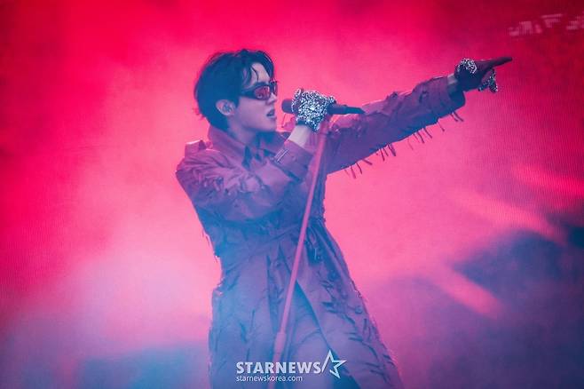 방탄소년단 제이홉이 13일 경기도 고양시 일산서구 고양종합운동장 주경기장에서 진행된 월드투어 앙코르 콘서트 '제이홉 투어 '홉 온 더 스테이지' 파이널(j-hope Tour 'HOPE ON THE STAGE' FINAL)'에서 멋진 공연을 펼치고 있다. /사진제공=하이브 2025.06.13 /사진=이동훈 photoguy@