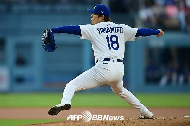 LA 다저스 야마모토 요시노부가 14일(한국 시각) 샌프란시스코 자이언츠전에서 역투하고 있다. /AFPBBNews=뉴스1