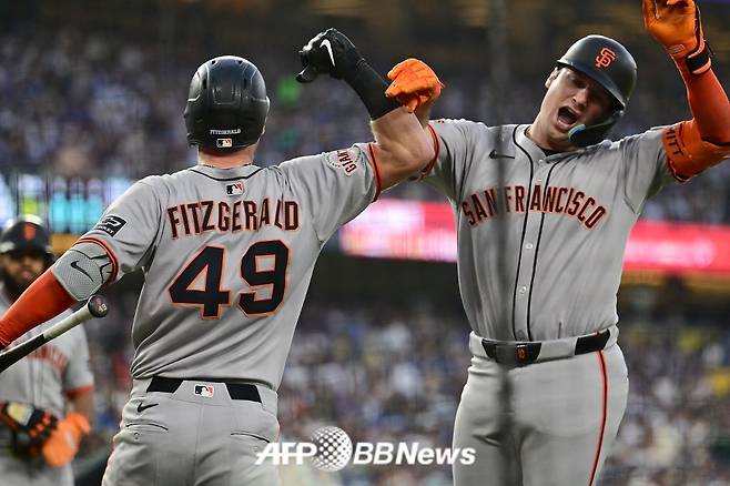 샌프란시스코 자이언츠 케이시 슈미트(오른쪽)가 14일(한국 시각) LA 다저스전에서 3회 만루포를 친 뒤 타일러 피츠제럴드와 기쁨을 나누고 있다. /AFPBBNews=뉴스1