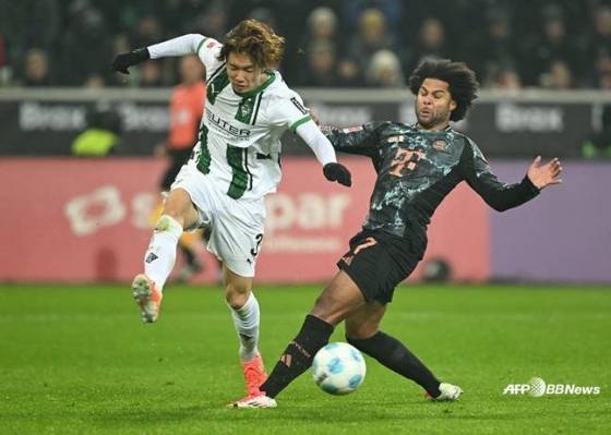 이타쿠라 고(왼쪽)가 독일 묀헨글라트바흐의 보루시아 파르크에서 열린 2024~2025시즌 독일 분데스리가 16라운드 경기에서 세르주 그나브리와 경합하고 있다. /AFPBBNews=뉴스1