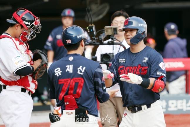 김민성이 선제 솔로포를 쏘아올리고 홈을 밟고 있다. /사진=강영조 선임기자