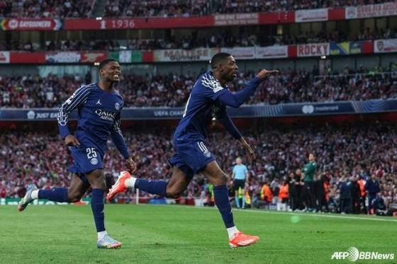 우스만 뎀벨레(오른쪽)가 지난 4월 30일(한국시간) 영국 런던의 에미레이츠 스타디움에서 열린 2024~2025시즌 유럽축구연맹(UEFA) 챔피언스리그(UCL) 4강 1차전 아스널과 경기에서 선제골을 넣고 세리머니하고 있다. /AFPBBNews=뉴스1