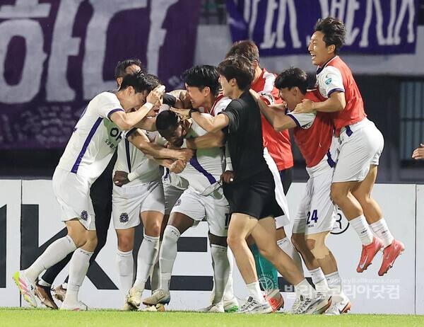 FC안양 모따가 후반전 역전골을 성공시키자 선수들이 환호하는 모습.