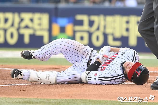 12일 오후 서울 송파구 잠실야구장에서 열린 '2025 신한 SOL Bank KBO리그' SSG 랜더스와 LG 트윈스의 경기, 2회말 선두타자로 나선 LG 구본혁이 SSG 선발 전영준의 사구에 괴로워 하고 있다. 엑스포츠뉴스DB
