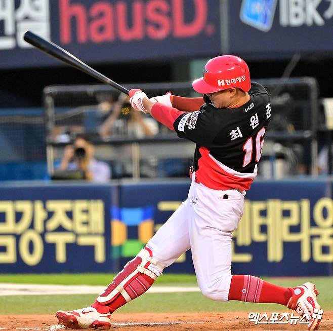 3일 오후 서울 송파구 잠실야구장에서 열린 '2025 신한 SOL Bank KBO리그' KIA 타이거즈와 두산 베어스의 경기, 8회초 1사 2루 KIA 최원준이 1타점 2루타를 날리고 있다. 엑스포츠뉴스 DB