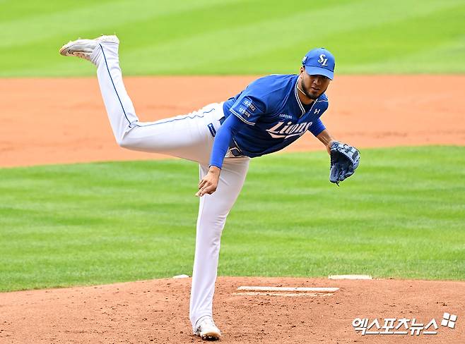 삼성 라이온즈 선발투수 데니 레예스가 지난해 포스트시즌 경기에 선발 등판해 투구하고 있다. 레예스는 재계약에 성공했지만 올해 세 차례나 부상으로 이탈한 끝에 결국 14일 방출됐다. 삼성은 조만간 새 외인과 계약을 확정할 예정이다. 엑스포츠뉴스 DB