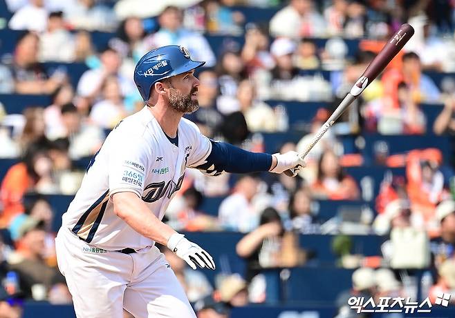 31일 오후 경상남도 창원NC파크에서 열린 '2025 신한 SOL Bank KBO리그' 한화 이글스와 NC 다이노스의 경기, 5회말 무사 1,3루 NC 데이비슨이 3루주자를 홈으로 불러들이는 1타점 희생 플라이를 때려내고 있다. 엑스포츠뉴스 DB