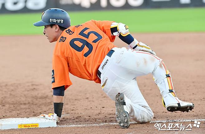 14일 오후 대전 한화생명 볼파크에서 열린 '2025 신한 SOL Bank KBO리그' LG 트윈스와 한화 이글스의 경기, 7회말 1사 1,3루 한화 황영묵의 스퀴즈 번트를 성공시키고 있다. 대전, 김한준 기자