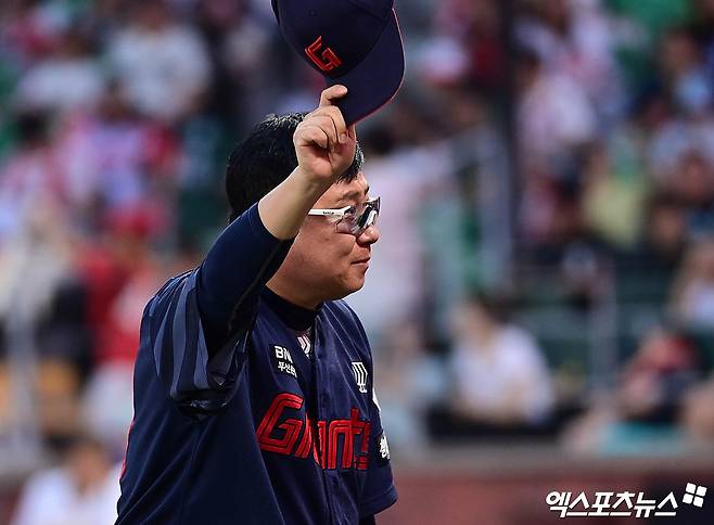 김태형 감독이 이끄는 롯데 자이언츠가 14일 인천 SSG랜더스필드에서 열린 2025 신한 SOL Bank KBO리그 SSG 랜더스와의 팀 간 10차전에서 4-2 승리를 거두고 3연승을 질주했다. 사진 박지영 기자