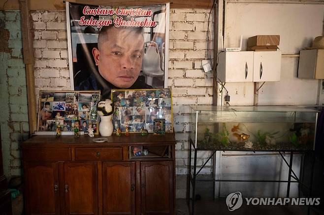 강도들에 의해 살해된 페루 버스기사 추모 공간 [AFP 연합뉴스 자료사진. 재판매 및 DB 금지]