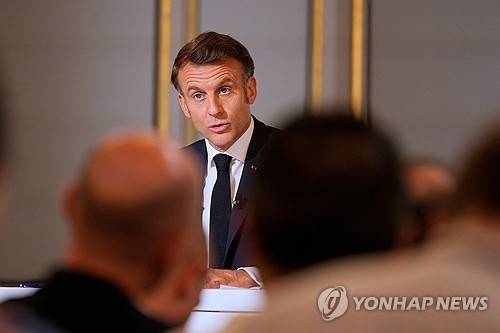 회견하는 마크롱 대통령 (파리 로이터=연합뉴스) 에마뉘엘 마크롱 프랑스 대통령이 13일(현지시간) 이스라엘의 이란 공습과 관련해 기자회견하고 있다. 2025.06.13.