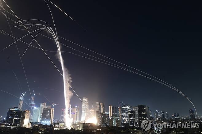 이스라엘 텔아비브 상공에서 가동된 아이언돔 [AP 연합뉴스]