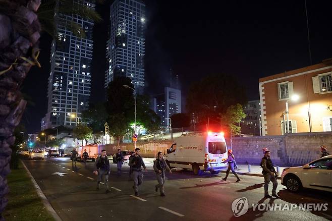 이란 공습 대응 (텔아비브 AFP=연합뉴스) 13일(현지시간) 밤 이스라엘 중심도시 텔아비브에 이스라엘 군인들이 집결해 있다. photo@yna.co.kr