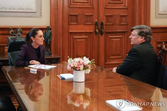 지난 11일(현지시간) 멕시코 대통령(왼쪽)을 예방한 미 국무부 부장관 [멕시코 대통령실 제공. 멕시코시티 AFP=연합뉴스. 재판매 및 DB 금지]