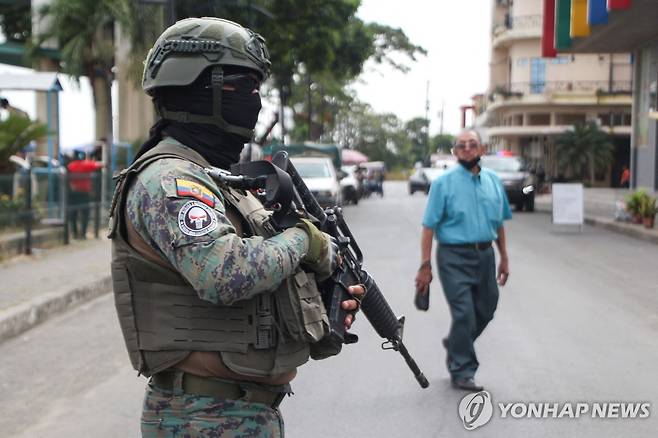 13일(현지시간) 두란 지역에서 경계 근무 중인 에콰도르 군 장병 [두란 AFP=연합뉴스. 재판매 및 DB 금지]