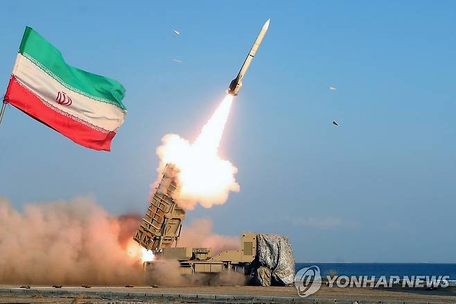 호르무즈 해협 인근에서 미사일 발사 훈련을 하는 이란군 [EPA 연합뉴스/IRANIAN ARMY OFFICE 제공]