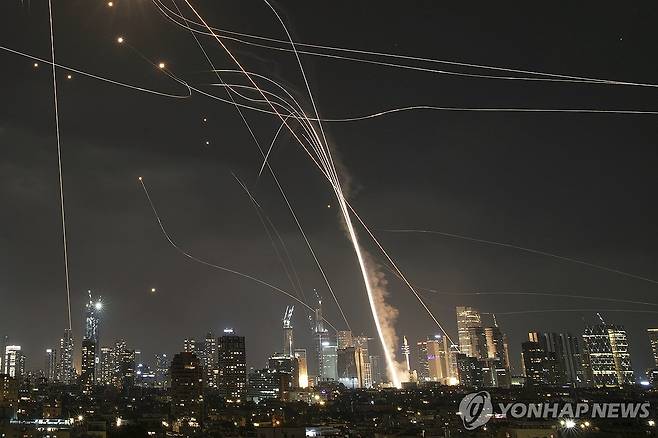 텔아비브 상공 '아이언돔' 작동 (텔아비브 AP=연합뉴스) 13일(현지시간) 밤 이스라엘 중심도시 텔아비브 상공에서 이란 미사일을 격추하기 위한 아이언돔 방공망이 작동하고 있다. photo@yna.co.kr