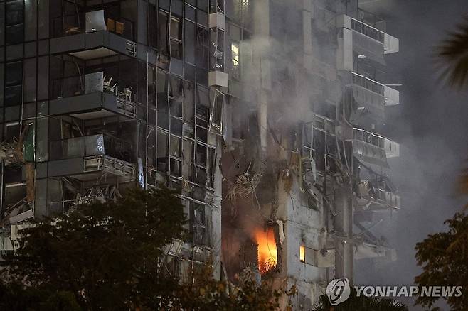 이란의 공습에 파괴된 이스라엘 텔라이브의 건물 [AFP 연합뉴스. 재판매 및 DB 금지]