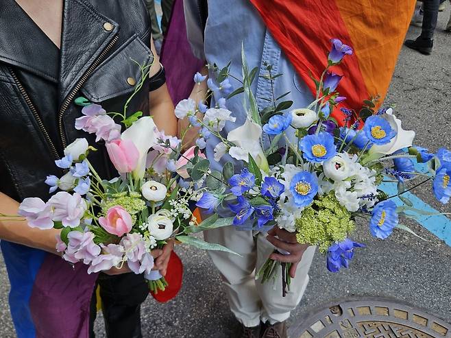 프라이드 플래그 색의 꽃다발 [촬영 정윤주]