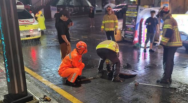 맨홀 안전조치 하는 소방대원 [부산소방재난본부 제공. 재판매 및 DB 금지]