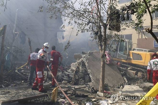 13일(현지시간) 이스라엘 공습 피해 본 이란 수도 테헤란 [AP 연합뉴스 자료사진. 재판매 및 DB 금지]