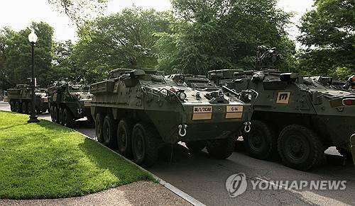 미 군사 퍼레이드 앞두고 주차된 전차 [로이터=연합뉴스 자료사진]