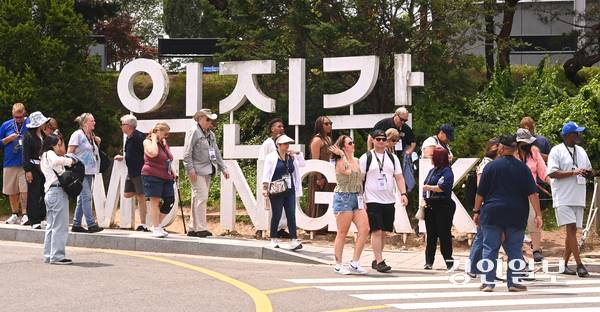 휴일인 15일 오전 파주시 임진각평화누리공원이 안보관광을 하러 온 관광객들로 북적이고 있다. 2025.6.15 /최은성기자 ces7198@kyeongin.com