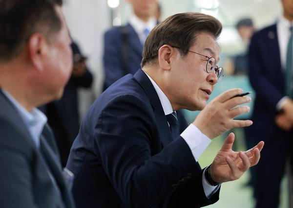 이재명 대통령이 13일 경기도 파주시 장단면 행정복지센터에서 접경지 주민 간담회를 하고 있다. 2025.6.13 /대통령통신사진기자단