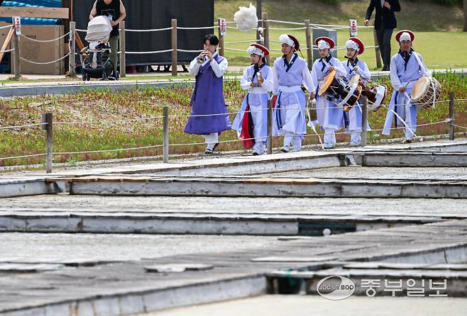 15일 오전 시흥시 갯골생태공원 염전체험장에서 열린 제8회 시흥염전소금제에서 시흥시립전통예술단이 소금 풍년을 기원하는 길놀이 공연을 선보이고 있다. 임채운기자