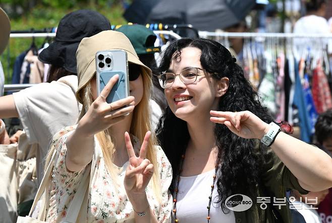 14일 인천시 연수구 송도 센트럴파크에서 열린 송도굿마켓 행사에서 외국인들이 굿마켓 배경으로 사진을 찍고 있다.정선식기자