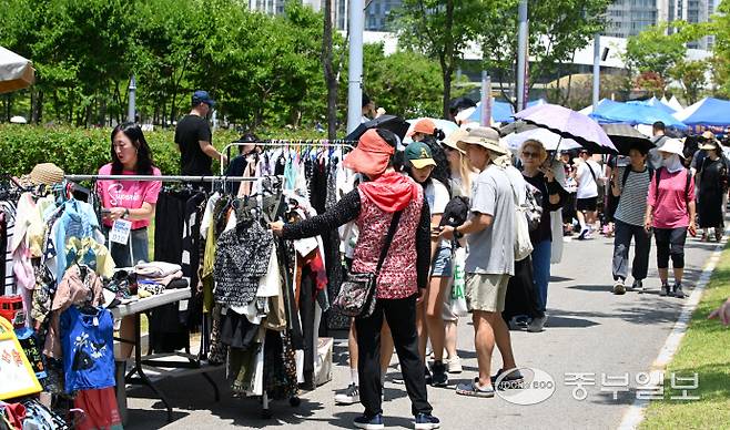 14일 인천시 연수구 송도 센트럴파크에서 열린 송도굿마켓 행사에서 시민들이 물건을 고르고 있다.정선식기자