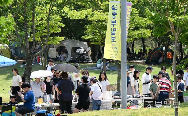 14일 인천시 연수구 송도 센트럴파크에서 열린 송도굿마켓 행사에서 시민들이 물건을 고르고 있다.정선식기자