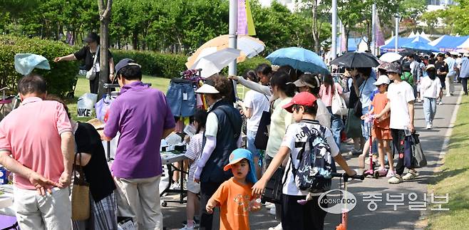 14일 인천시 연수구 송도 센트럴파크에서 열린 송도굿마켓 행사에서 시민들이 물건을 고르고 있다.정선식기자