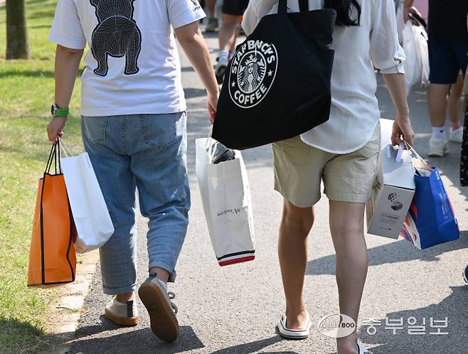 2025 송도굿마켓 행사에서 시민들이 양손가득 구입한 물건을 들고 가고 있다.정선식기자