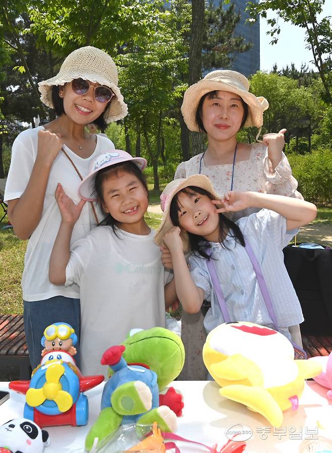 2025 송도굿마켓 행사에서 엄마 할머니와 함께 나온 어린이들.정선식기자