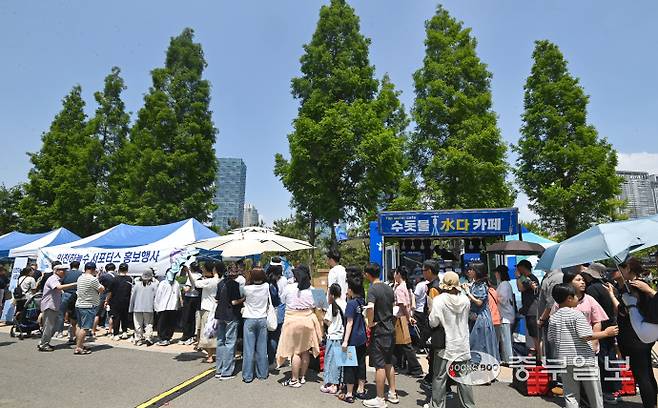 14일 인천시 연수구 송도 센트럴파크에서 열린 송도굿마켓 행사에 하늘수 홍보부스에 많은 시민들이 참여하고 있다.정선식기자