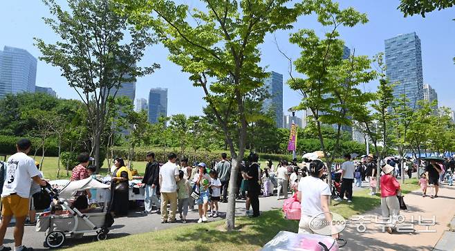 14일 인천시 연수구 송도 센트럴파크에서 열린 송도굿마켓 행사에서 시민들이 물건을 고르고 있다.정선식기자