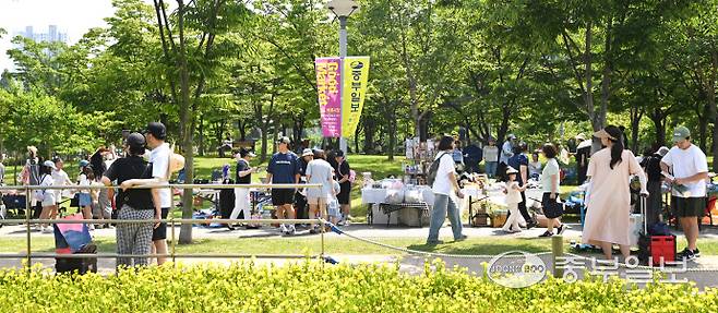 14일 인천시 연수구 송도 센트럴파크에서 열린 송도굿마켓 행사에서 시민들이 물건을 고르고 있다.정선식기자