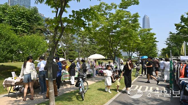 14일 인천시 연수구 송도 센트럴파크에서 열린 송도굿마켓 행사에서 시민들이 물건을 고르고 있다.정선식기자
