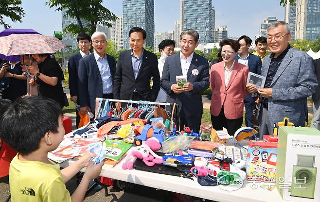 14일 인천시 연수구 송도 센트럴파크에서 열린 송도굿마켓 행사에서 정해권 인천시의회 의장,황효진 인천시글로벌도시 정무부시장,최윤정 중부일보 대표이사,김광범 중부일보 인천본사장이 한 어린이 판매자에게 물건을 구입하며 이야기를 나누고 있다.정선식기자