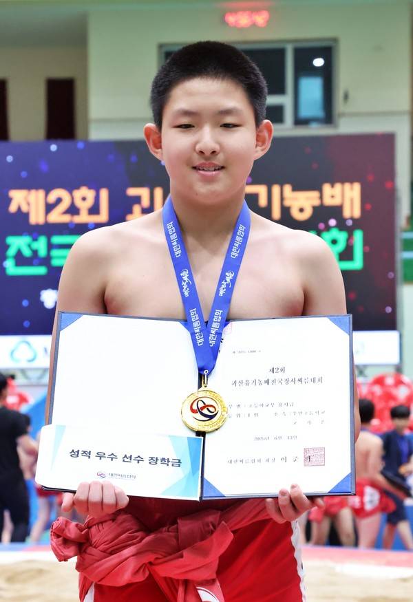 14일 충북 괴산문화체육센터에서 열린 제2회 괴산유기농배 전국장사씨름대회 초등부 개인전 용사급(60㎏급)에서 정상에 오른 고가온(수원 우만초)이 기념사진을 찍고 있다. <대한씨름협회 제공>