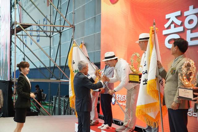 ▲ 사진=천안시가 15일 폐막한 제77회 충청남도민체육대회에서 종합 우승을 차지했다. 사진은 시상식에서 한남교 천안시체육회장이 우승기를 받고 있는 모습. 사진 제공=천안시체육회.