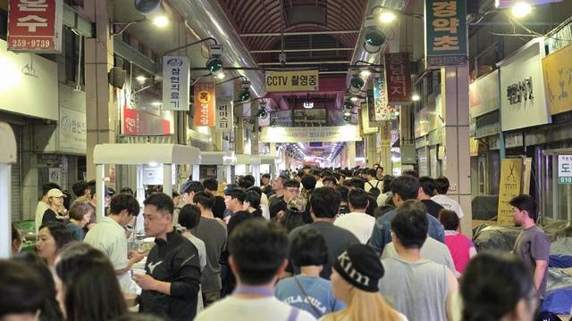 ▲ 지난 14일 충북 청주육거리시장에서 '육거리야시장 만원' 행사가 열린 가운데 시장 골목이 방문객들로 인산인해를 이루고 있다. /남연우 기자