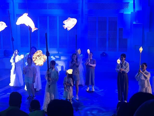 2025 전주브랜드공연 ‘오! 난 토끼 아니오’ 무대에 오른 일반 관람객들의 모습. 전현아 기자