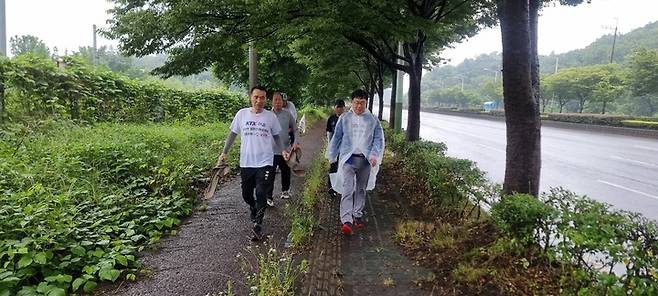 KTX-이음 남창역 정차 기원 순례길 마지막날인 지난 14일 태화강역에서 덕하역까지 서범수 국회의원이 동참해 박순동 KTX-이음 남창역 정차 공동추진위원장과 함께 걷고 있다.