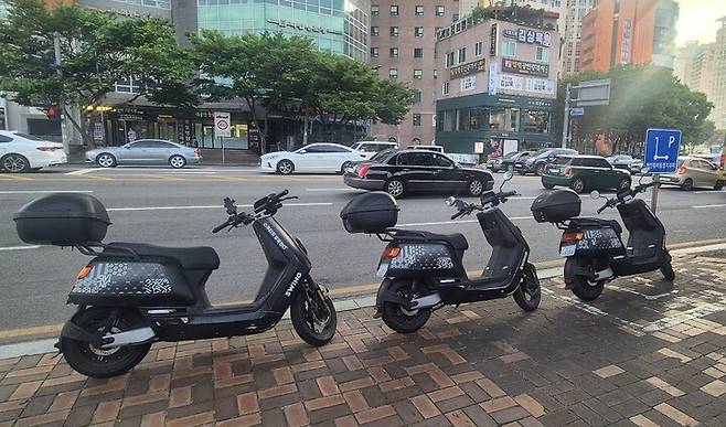 최고 속도 40km로 이륜차에 속하는 '공유 스쿠터'가 인도 위 개인형 이동장치에 불법 주차돼 있다.