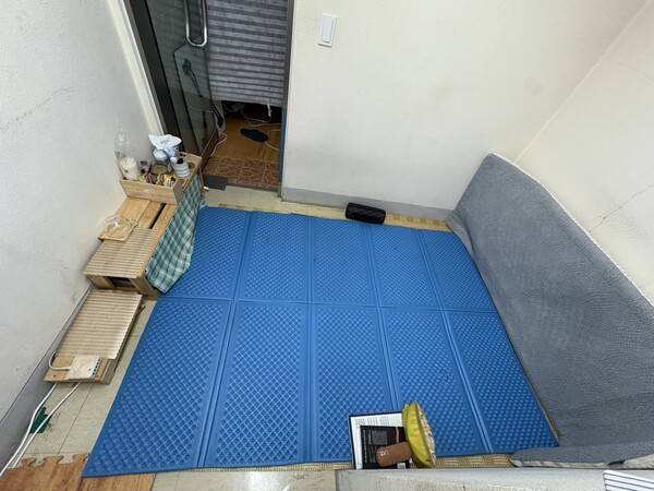 창원시립합창단은 휴게공간과 개인연습 공간이 부족해 샤워실로 들어가기 전에 있는 탈의실을 휴게공간으로 바꿔놓았다. /주성희 기자