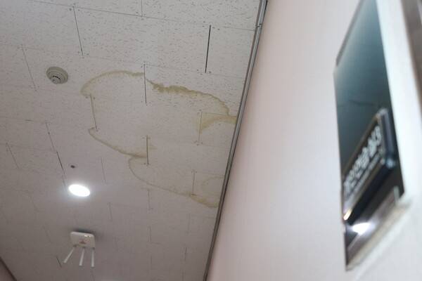 창원시립합창단이 머물고 있는 마산 3.15아트홀 지하에 물이 샜던 흔적이 있다. /주성희 기자